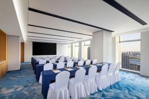 杭州市にあるFairfield by Marriott Hangzhou Gongshuの白い椅子と講義者が備わる会議室