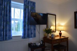 TV a/nebo společenská místnost v ubytování Noel Arms - "A Bespoke Hotel"