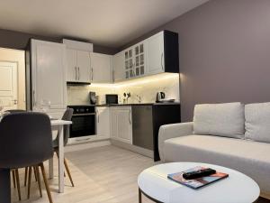 Η κουζίνα ή μικρή κουζίνα στο Chausseen Apartments +41 φωτογραφίες
