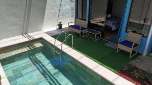 Bazén v ubytování Exclusive Arenal Hideaway a House with a Private Pool in the backyard nebo v jeho okolí
