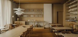 Reštaurácia alebo iné gastronomické zariadenie v ubytovaní PURO Warszawa Stare Miasto