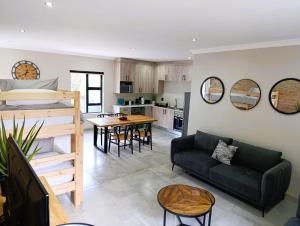 una sala de estar con un sofá y una mesa en Joy Haven - Flat, en Centurion