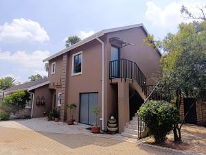 una casa con una escalera al frente en Joy Haven - Flat, en Centurion