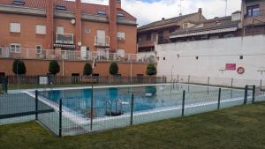 a swimming pool with a fence around it at Loft de ensueño con piscina en La Rioja in Villamediana de Iregua