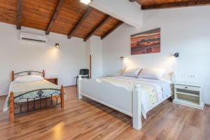 una camera da letto con due letti e pavimento in legno di Vila Rimanici, a wonderful and sunny pet friendly villa a Pićan Altre 37 foto