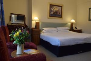 Postel nebo postele na pokoji v ubytování Noel Arms - "A Bespoke Hotel"