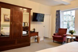 TV a/nebo společenská místnost v ubytování Noel Arms - "A Bespoke Hotel"