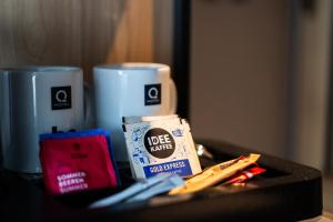 弗罗茨瓦夫加弗罗茨瓦夫Q酒店的一张桌子,上面放着一盒狗零食和两杯