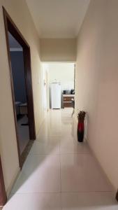 een kamer met een hal met een vaas op de vloer bij Parque das águas in Guapé