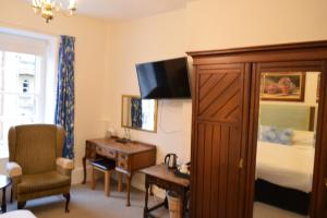 Postel nebo postele na pokoji v ubytování Noel Arms - "A Bespoke Hotel"