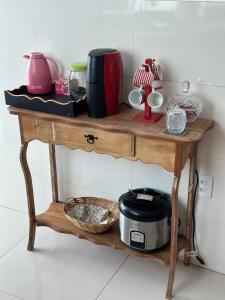 een houten tafel met een magnetron erop bij Parque das águas in Guapé