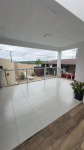 een groot wit terras met uitzicht op de oceaan bij Parque das águas in Guapé +26 foto's