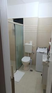 Ένα μπάνιο στο Mini penthouse in heart of jlm +5 φωτογραφίες