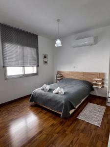 Un dormitorio con una cama con dos toallas encima. en Lovely studio apartment in Pafos, en Pafos 24 fotos más
