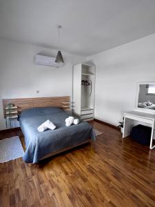 Un dormitorio con una cama con dos toallas encima. en Lovely studio apartment in Pafos, en Pafos