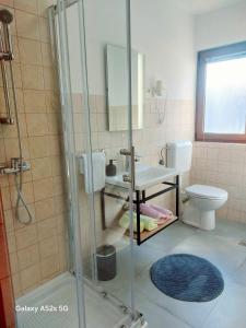 ein Badezimmer mit Dusche, Waschbecken und Toilette in der Unterkunft Casa Panorama Sunset in Rabac