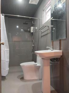 バギオにあるGibraltar Innの洗面台とトイレ付きのバスルーム