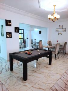 Posezení v ubytování Hôtel Hawaii + 18 fotografií