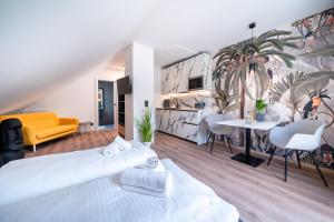 un soggiorno con un letto e una sala da pranzo di Apartment Am See 3 a Castelvecchio