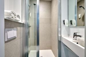 Bilik mandi di Kyriad Direct Dijon Sud - Chenove