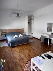 Un dormitorio con una cama y un frigorífico. en Lovely studio apartment in Pafos, en Pafos
