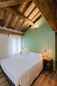 Postel nebo postele na pokoji v ubytování Locanda sul fiume