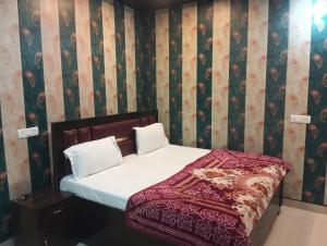 Postel nebo postele na pokoji v ubytování Shree ram Lala guest house ramjanm Bhoomi ayodhya + 20 fotografií
