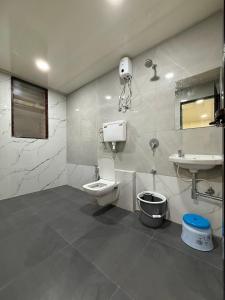 un baño con inodoro y lavabo en Hotel Marine Line Near Churchgate, en Bombay