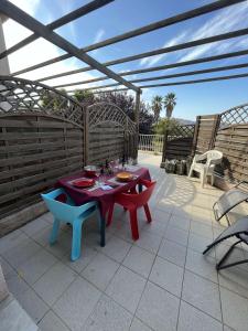 Un patio con una mesa y sillas en un patio. en SAINT FLORENT - STUDIO 2 couchages Avec Piscine, en Saint-Florent