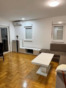 布德瓦Apartment的客厅里有一张沙发和一张桌子。