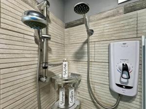 e bagno con doccia e asciugacapelli. di Kinky Kabin W Hot Tub, Sauna And Rooftop Garden a Llwyn-y-pia Altre 36 foto