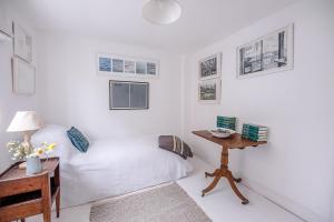 Postel nebo postele na pokoji v ubytování Art Cottage, Aldeburgh