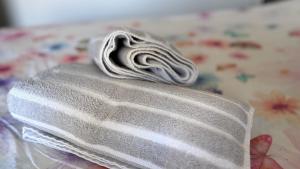 a stack of towels sitting on top of a bed at Thermes coconing Amnéville-Metz-Thionville- Luxembourg in Amnéville