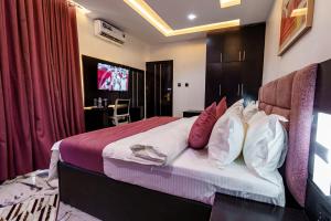 Roston Hotels的电视和/或娱乐中心