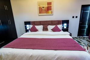Roston Hotels客房内的一张或多张床位
