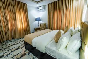 Roston Hotels客房内的一张或多张床位