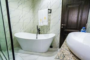 Roston Hotels的一间浴室