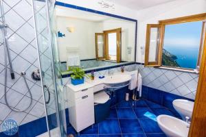 A bathroom at Villa Antica Macina