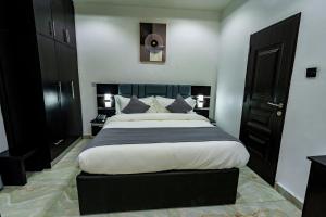 Roston Hotels客房内的一张或多张床位
