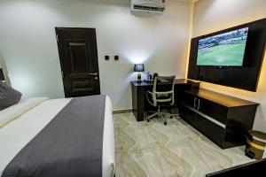 Roston Hotels的电视和/或娱乐中心