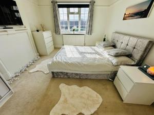 En eller flere senge i et værelse på GerrardsCross - Stay4 - Parking - PetsOK - Wembley