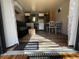 Youcamp Village - Marseille Provence的厨房或小厨房