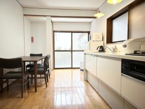 una cucina con tavolo e sala da pranzo di 民宿NaMi ad Awara