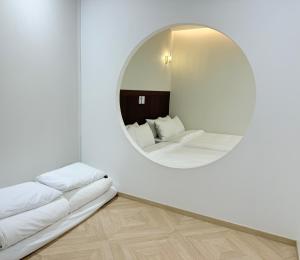 Giường trong phòng chung tại Hotel Intro Chuncheon