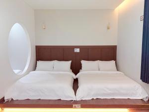 Giường trong phòng chung tại Hotel Intro Chuncheon
