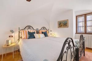 a bedroom with a large bed with colorful pillows at Casa vacanze Le More in Cares