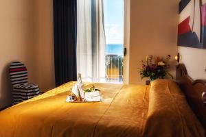 ein Hotelzimmer mit einem Bett und einem Fenster in der Unterkunft Hotel La Carruba in Cetraro + 115 Fotos