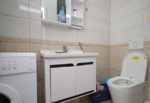 Un baño pequeño con lavabo e inodoro. en La Casa Hostel, en Pristina