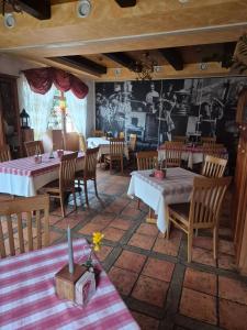 a restaurant with tables and chairs in a room at Pension Davide in Verden