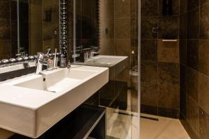 リスボンにあるCasa Teva Lisboa Boutique Hotel by chic&basicのバスルーム(シンク2台、シャワー付) +22枚の写真